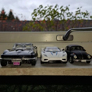 Ej elektronikprodukt - Bilderna visar tre modellbilar: en Chevrolet Corvette 1967, en Koenigsegg och en VW Beetle. Dessa är samlarbilar i miniatyrformat och inte elektronikprodukter.