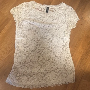 spets topp - spets topp från marccain, står ingen storlek men skulle gissa på M