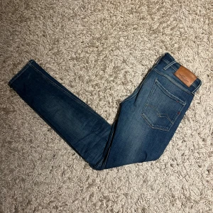 Replay anbass jeans slim fit med slitningar  - Replay anbass jeans med riktig snygga slitningar och en slim passform. Mycket bra skick nästan nya, inga märkvärdiga defekter, strlk w31. Postas antigen samma dag som köp eller dagen därpå🙌💯