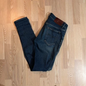 Tiger of Sweden Jeans - Säljer ett par Tiger of Sweden jeans i W:28 L:32. Jeansmodellen är small/skinny. Färg : Ljusblå. Modellen är 179cm lång. Jeansen är i bra skick, ställ gärna frågor kring tex mått 📏✅	3