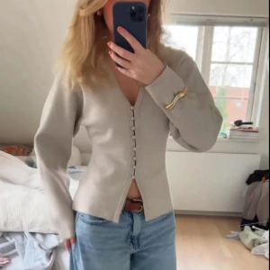 Populär - Fin cardigan från gina. slutsåld