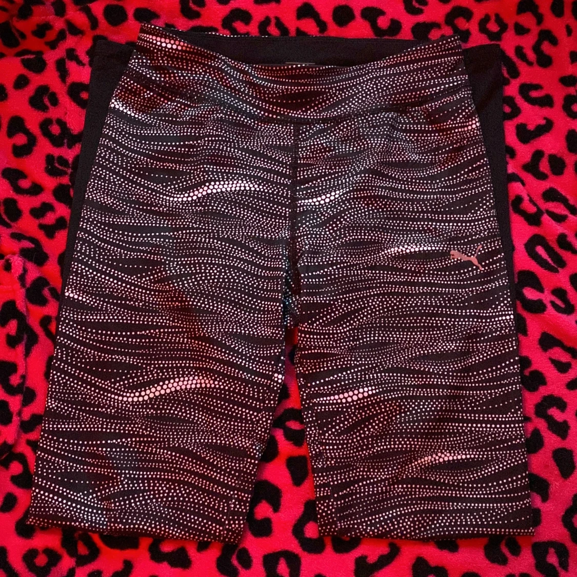 Svarta träningsshorts med prickigt mönster från Puma