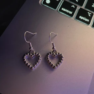 Örhängen hjärta  - Örhängen hjärta💖du får med ploppar💕