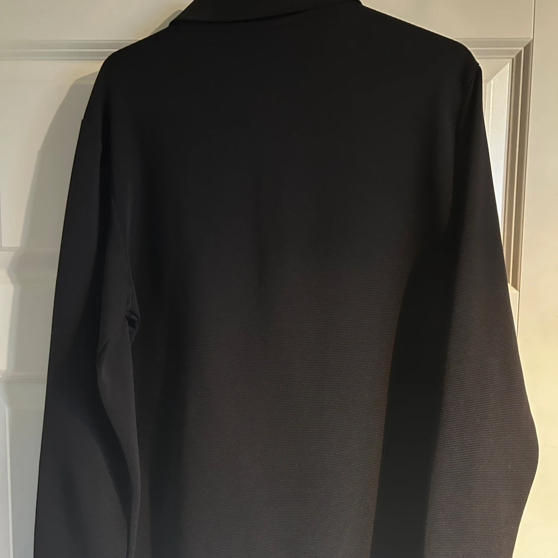 Svart pikétröja med half zip - 1