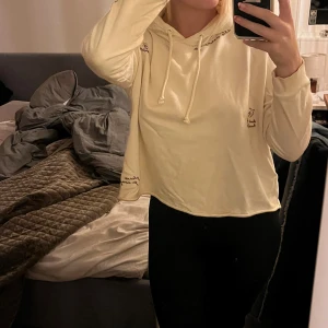 Ljusbeige hoodie - Säljer en ljusbeige hoodie från Svea i storlek small. Tröjan har huva med snörning och diskreta broderade texter. Mjuk bomullskänsla och långärmad modell med relaxed fit.