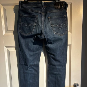 Blå diesel jeans straight fit - Jag är 185cm 80kg