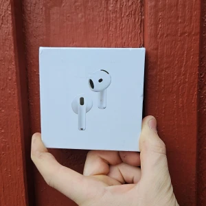 AirPods 4 Active Noise Cancellation - Helt nya Apple AirPods 4 med aktiv brusreducering. Levereras i obruten originalförpackning. Trådlösa hörlurar med laddningsetui, kompatibla med USB-C. Perfekt för musik, samtal och träning. Inga synliga defekter eller slitage.