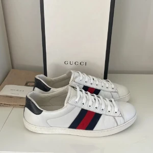Gucci ace skor  - Säljer nu dessa feta Gucci ace skor i uk 7 som passar 41, i og ingår både dustbag och även Gucci papper men ej box som är för bildens skull endast, skriv för fler bilder/frågor🙌🏼