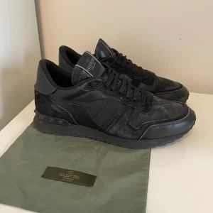 Valentino rockrunner skor  - Säljer nu dessa Valentino rockrunner skor, skriv för fler bilder/frågor🙌🏼