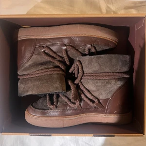 Bruna Inuikii skor - Säljer ett par bruna Inuikii skor! Det finns ett litet hål på ena skon, därav priset. Men hålet går snabbt att laga och syns inte mycket💞