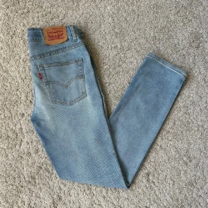 Levi's jeans - Levi's 512 jeans | Skick: 7,5/10 | Size - 12A | Modell: 512 Slim taper | Bra skick dock några små defekter som knappt syns vid användning (fråga om bild) | Hör av dig vid minsta fråga //CDL