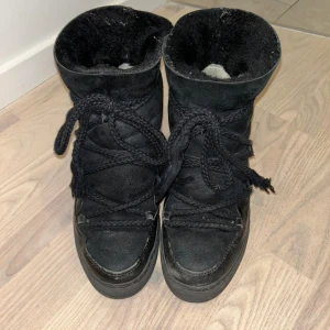 Inuikii skor - Svarta inuikii skor, skon har kilklack i sulan, väl sparsamma, köpt förra vintern, varma till vintern, äkta!!