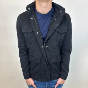 Field jacka - Hej, säljer nu denna väldigt snygga och eftertraktade Field jackan som är perfekt nu till hösten/ vintern! Storlek M  Bra skick  Fraktas spårbart vis Instabox, PostNord eller bring!  Vid minsta lilla fundering så är det bara att höra av sig! 