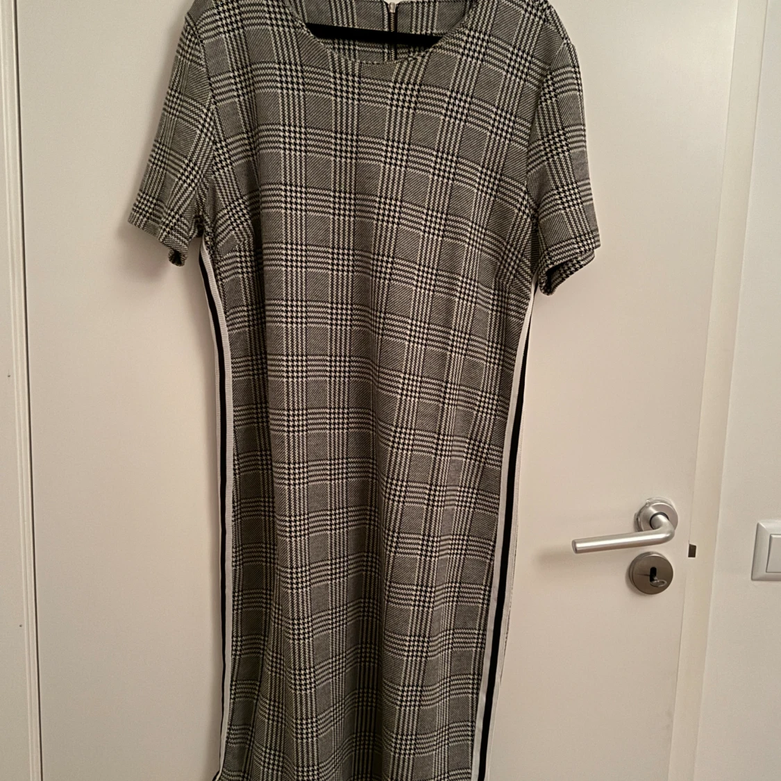 Rutig grå klänning med kort ärm