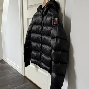 Svart pufferjacka från Parajumpers - Hej, säljer nu min Svarta pufferjacka från Parajumpers. Den är i väldigt bra skick och kvitton finns. Inga skador eller liknande. Jackan är i storleken Y-M. Skriv om du e osäker på att de är rätt storlek för dig eller om du har andra allmänna frågor så hjälper jag till. Kan mötas i Stockholm/ Uppsala området. 