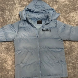 Blå jacka från HoodRich - Jacka från HoodRich storlek M