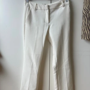 Vita kostymbyxor med bootcut - Lågmidjade kosymbyxor som inte kommer till användning längre