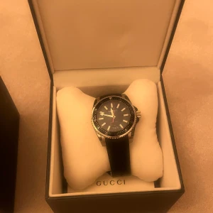 Gucci Dive Watch - Gucci Dive Watch. Silicone wristband. Quartz. Måste byta batteri!!! 40 mm i diameter 