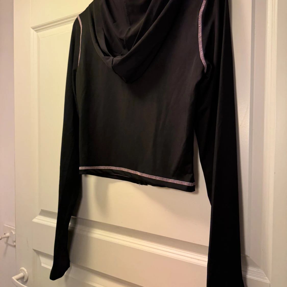 Svart croppad hoodie M - 3