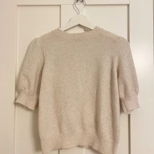 Beige tröja  - Superfin kortärmad stickad tröja från Vero Moda i beige. Helt ny och har aldrig används, men saknar prislapp. Mjuk och bekväm kvalitet, perfekt till både vardag och jobb.😍 Storlek S