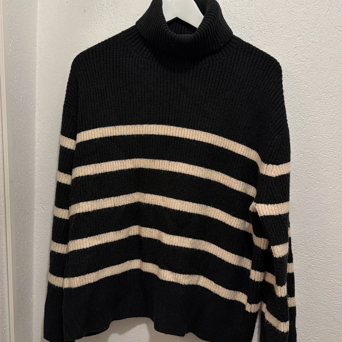 Randig stickad tröja 