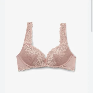 Intimissimi BH - Skitsöt och snygg push up Intimissimi bh i modellen super-push. Helt slutsåld på hemsidan i denna färg i alla storlekar och knappt använd, därav priset. Nypris 600. Skriv privat för egna bilder, pris kan diskuteras!