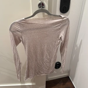 Beige långärmad topp från Intimissimi - Supermjuk och tunn beige långärmad topp från Intimissimi i ultralätt material med kashmir. Snygg, enkel och perfekt att styla med jeans eller kjol. Smickrande passform och rund halsringning.