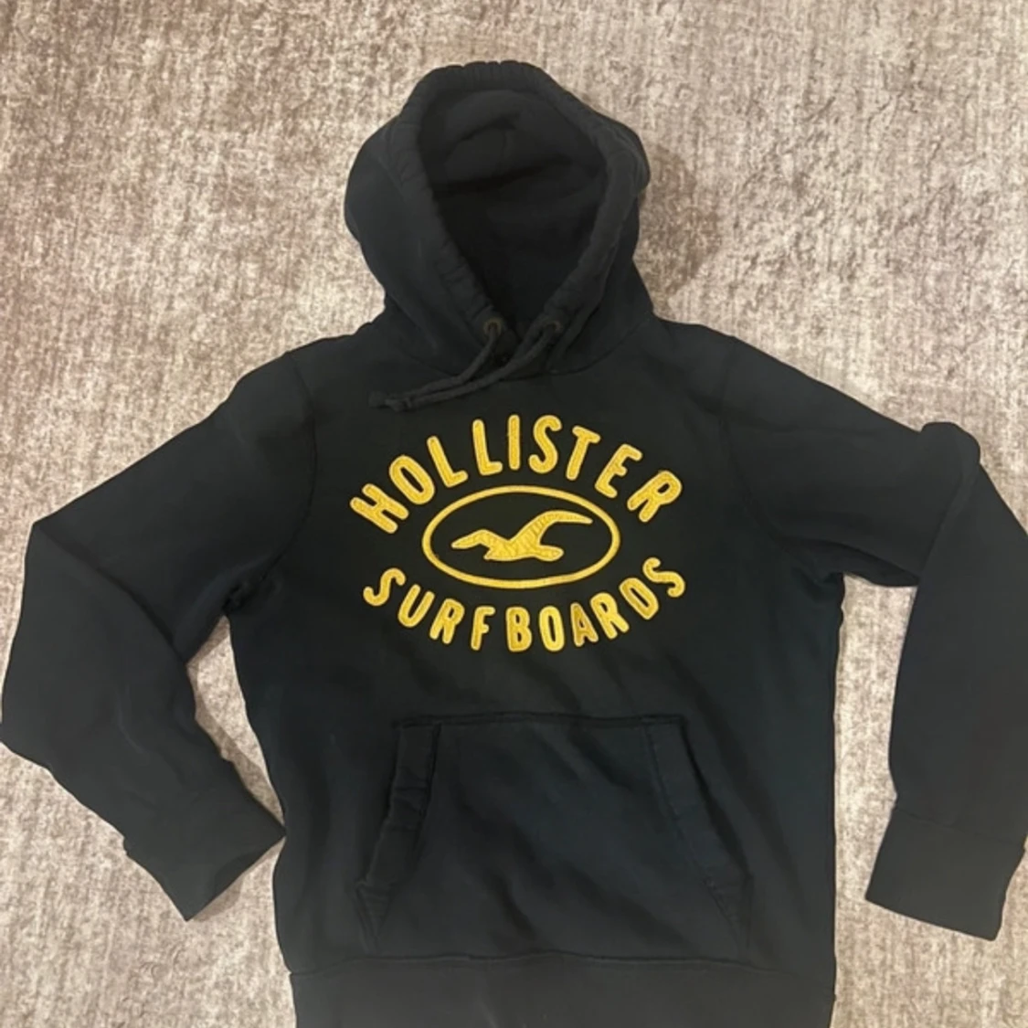 Svart hoodie från Hollister