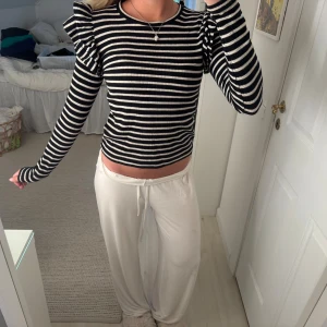 Randig tröja med volanger - Randig stickad tröja/topp från Zara med så gulliga armar!!