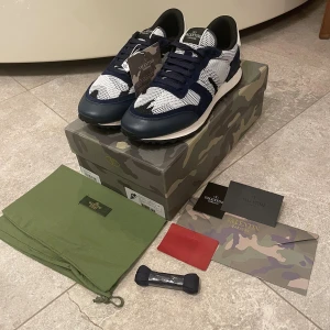 Valentino rockrunners - Säljer dessa riktigt feta rockrunners i storlek 45. Perfekta nu inför höst och vinter. De är i 10/10 skick och allting medkommer: dustbag, extra snören, box, brev, mm. Tveka inte på att höra av er vid eventuella funderingar. OBS: INTE ORG1NAL.