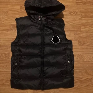 Moncler väst  - Moncler väst size S,M skriv eran längd och vikt tack 