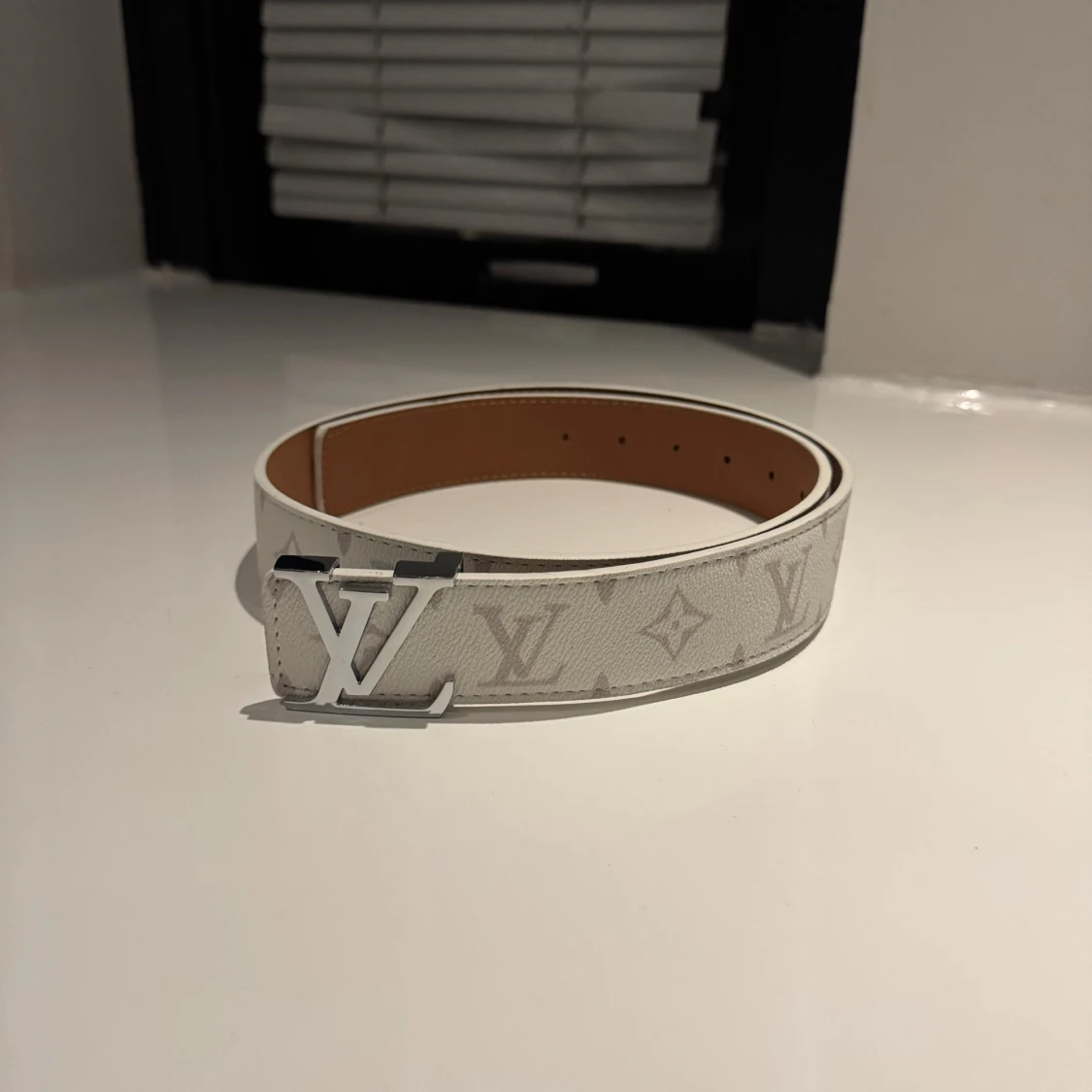 Vitt bälte med mönster och silverfärgat spänne - 4