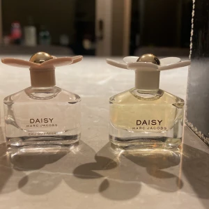 Daisy miniparfymer 4 ml duo - Två miniflaskor av Daisy och Daisy Eau So Fresh från Marc Jacobs. Perfekt storlek för väskan eller resan. Båda är Eau de Toilette, 4 ml vardera. 