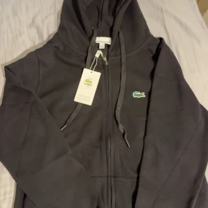 Lacoste  - Lacoste zip hoodie helt ny säljer för den är liten på mig 