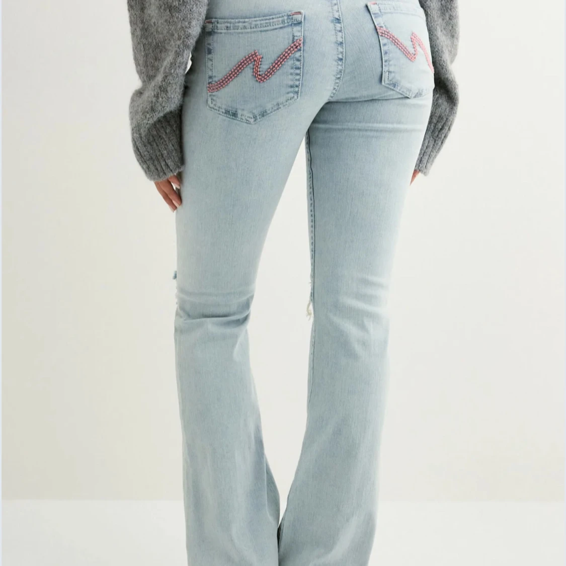 Ljusblå bootcut jeans med slitningar - 1