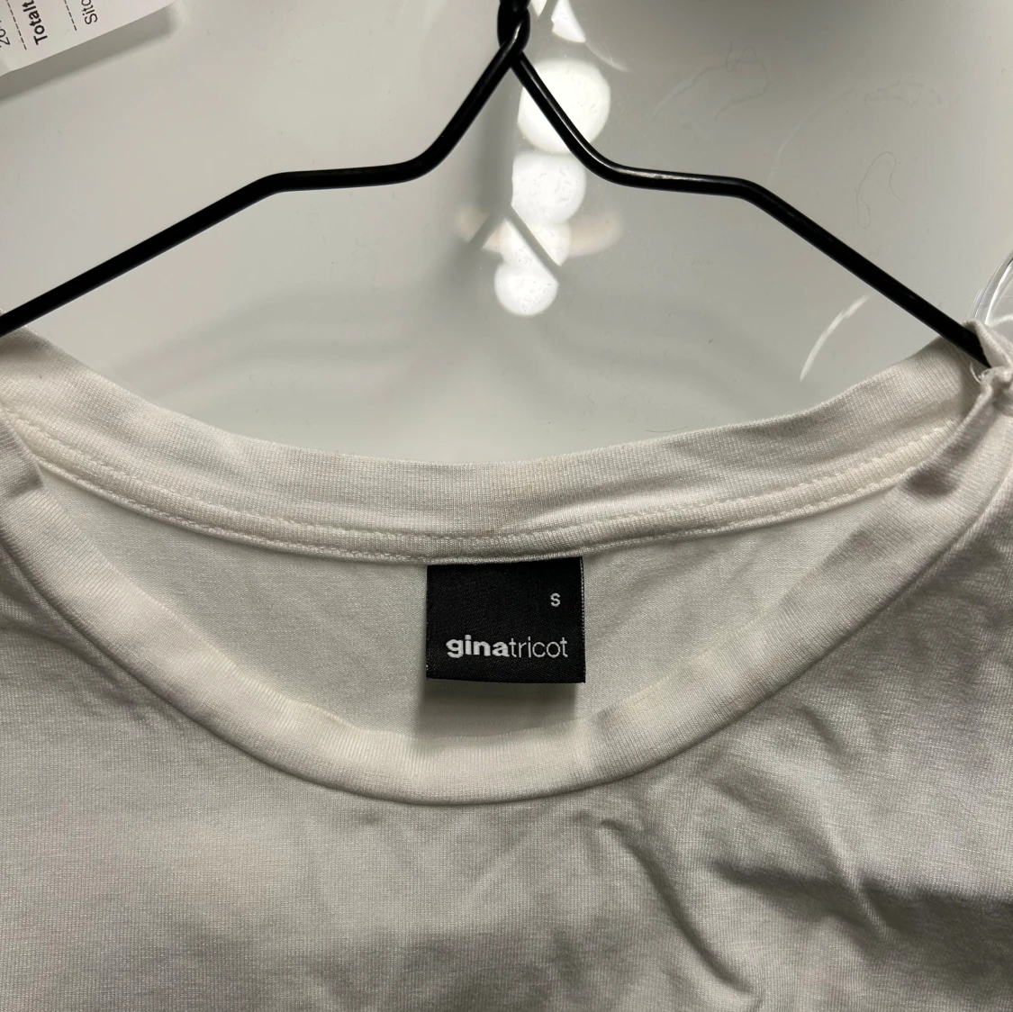 Vit t-shirt från Gina Tricot - 3