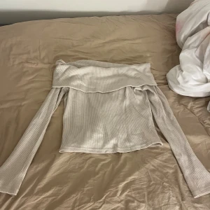 Off shoulder tröja - Använd 1 gång! Den är stretchig och så mjuk och bekväm i tyget. Sitter mer som en M skulle jag säga.