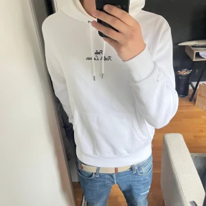 Ralphlauren hoodie - Tja! Säljer nu denna otroligt feta och eftertraktade hoodien som nästan är slutsåld överallt i storleken M// Han på bilden är ungefär 180cm// hör av er om ni har någon fråga!!✌️✌️