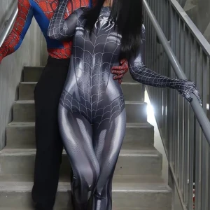 Spider-Man dräkt  - Grå/svart spider-man dräkt. Perfekt till halloween 