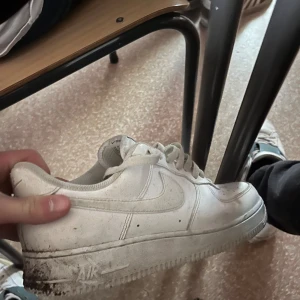 Lustig och mysterisk sko - Lukter  riktigt illa, kan hämtas vid birgarskolan först till kvarn. Obs fotsvamp kan tillkomma vid köp