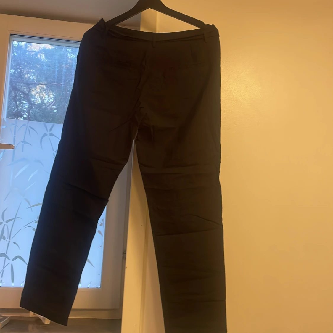 Svarta kostymbyxor med knyt från Wera - 2