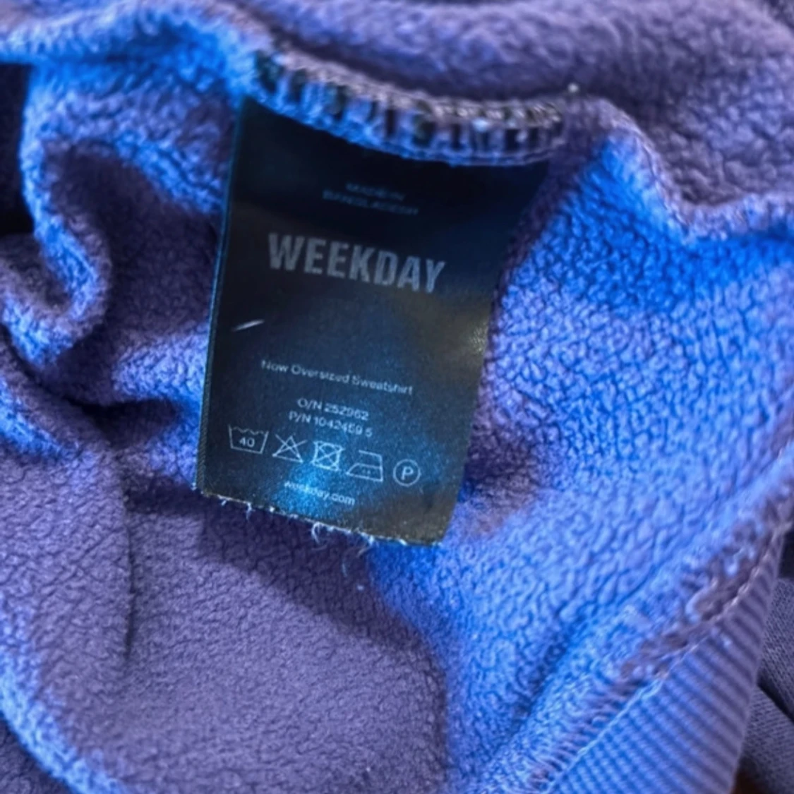 Oversized lila sweatshirt från Weekday - 3