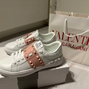 Valentino Rockstud Untitled sneakers - Snygga och helt nya skor.