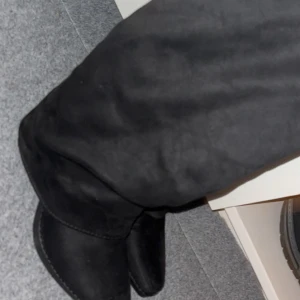 Folded shark boots  - Köptes för ca en månad sen, har andvänt ute ca 2-3 gånger, storlek 36