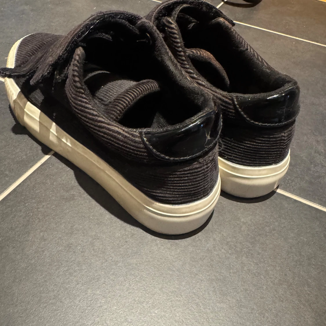 Svarta sneakers i manchester med kardborre - 1