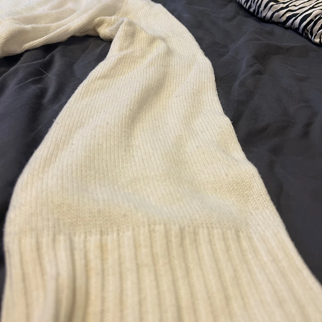 Beige stickad tröja med bred mudd