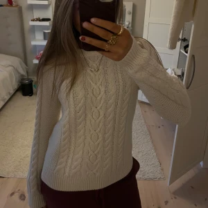 Mysig Höst Tröja🤎🤎 - Säljer en tröja som är prefekt inför hösten och vintern🤎🤎. Inte kommit på användning och är i mycket bra skick😚. Köparen står för frakt, använd gärna ”köp nu” 