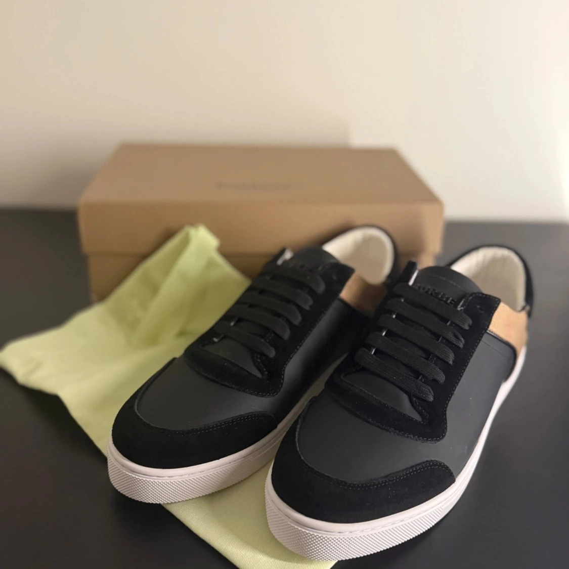Burberry sneakers med rutigt mönster - 90