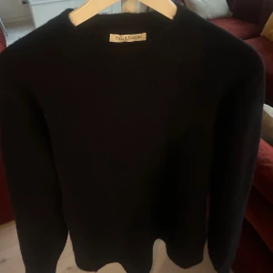 Svart stickad tröja från Paul & Friends - Mörk och stilren svart mohair-aktig tröja från Paul & Friends. Tröjan var en gåva och passade inte mig. Nypris var 2199kr.