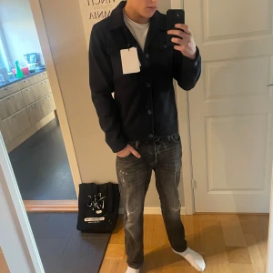 Mörkblå overshirt från Selected Homme - Stilren mörkblå overshirt från selected homme. Helt ny knappt använd! Så utmärkt skick. Nypris 1899 Säljer för 1199! Hör av er vid frågor och intresse